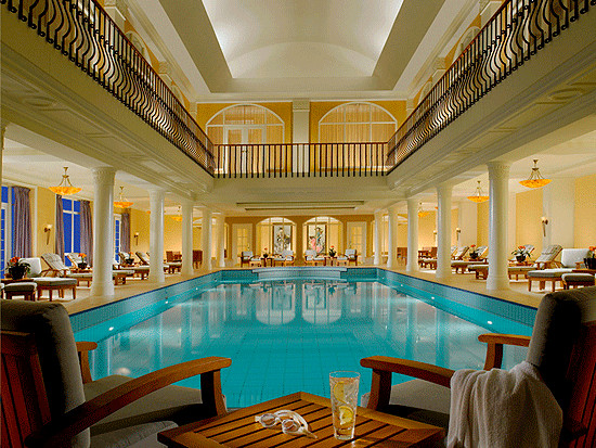 酒店室內(nèi)游泳池