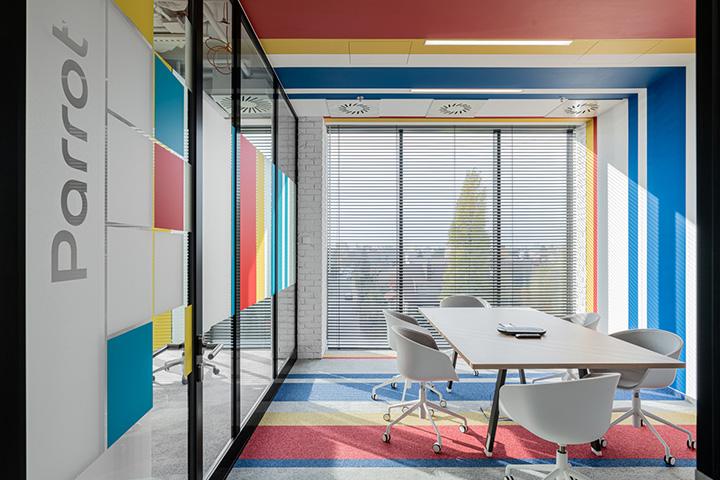 年輕人最?lèi)?ài)的辦公設(shè)計(jì)之色彩游戲主題辦公室裝修設(shè)計(jì)